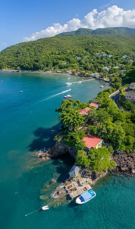 Les Heures Saines, club de plongée vu du ciel avec plage de Malendure en arrière plan